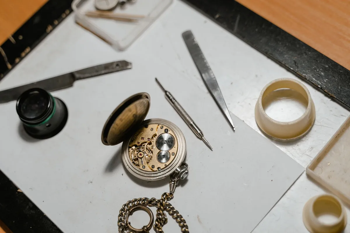Réparer un bijou en or : chaîne cassée, mise à taille, griffes, fermoir